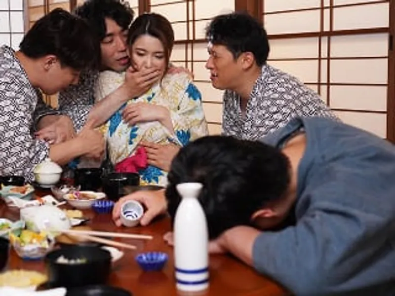 đưa người vợ đi suối nước nóng, gã chồng không biết cô vợ bị người khác phang sấp mặt