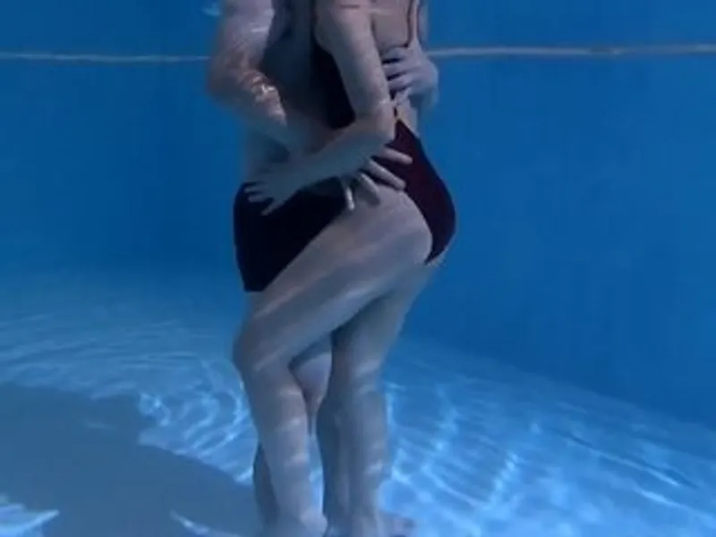 Anh xã lạnh nhạt, người vợ vụng trộm với hlv dạy bơi