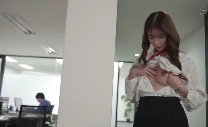 Bí ẩn đằng sau vẻ ngoài chỉn chu nghiêm nghị của cô nhân viên, hóa ra lại là "nữ hoàng dâm đãng" đích thực.